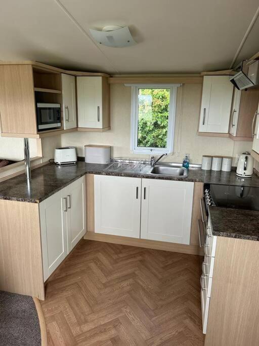 Red Squirrel Holiday Home In The Countryside, 10 Mins To Lligwy Beach Llandyfrydog Exterior photo
